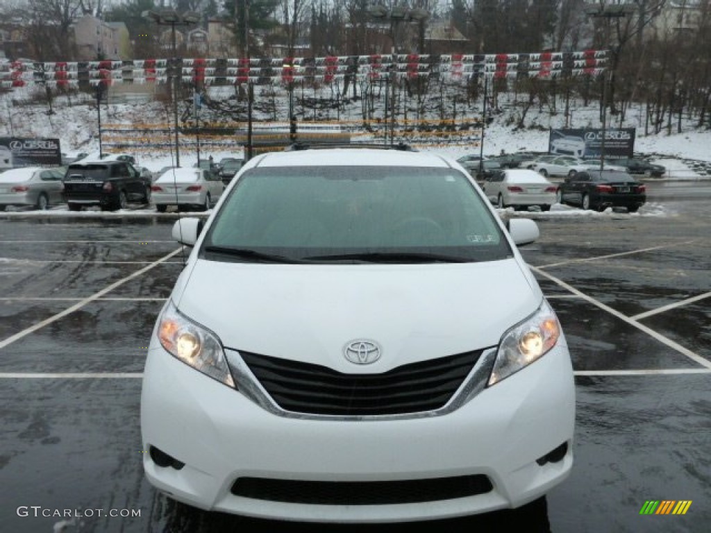 2011 Sienna LE - Super White / Bisque photo #14