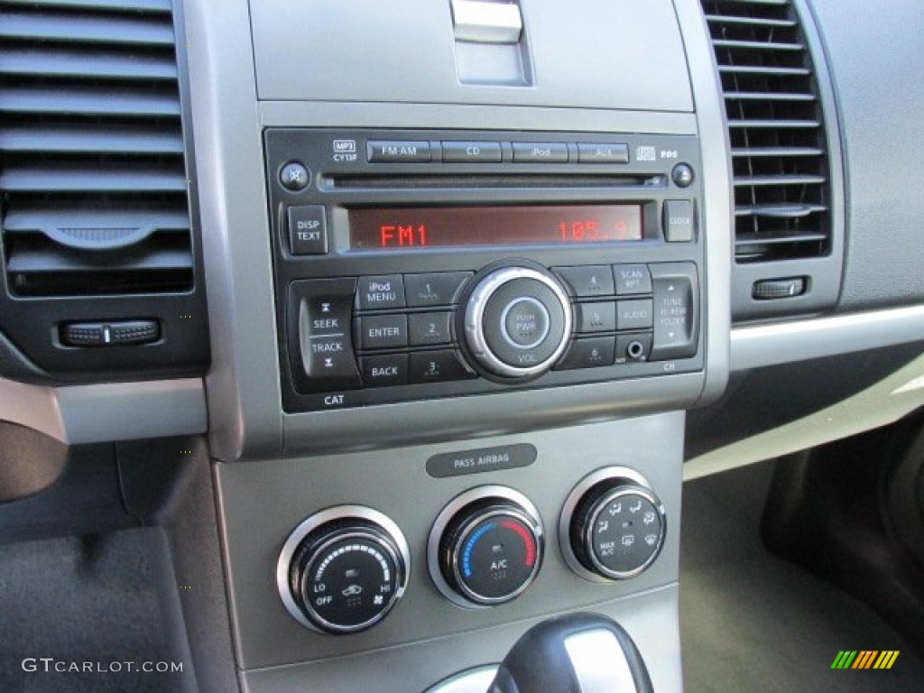 2011 Nissan Sentra 2.0 Controls Photos