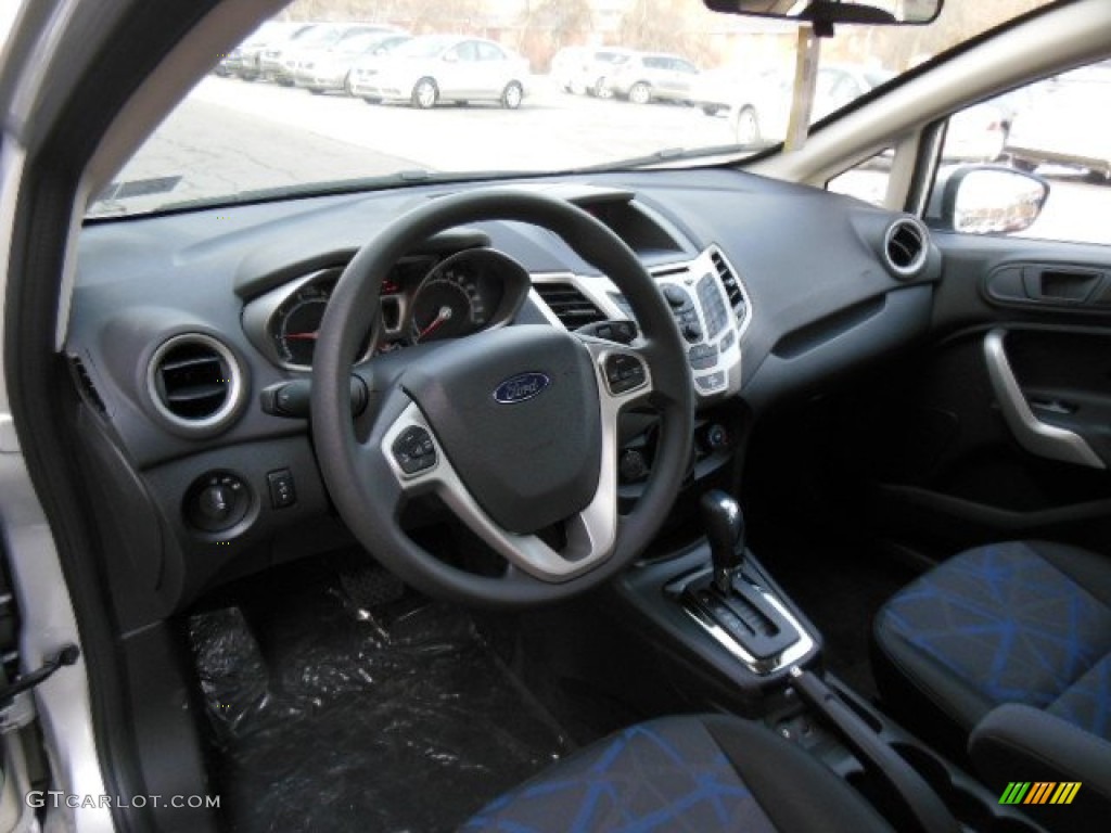 Charcoal Black/Blue Accent Interior 2013 Ford Fiesta SE Sedan Photo #77400035