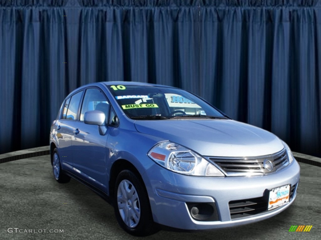 2010 Versa 1.8 S Hatchback - Arctic Blue Metallic / Charcoal photo #1