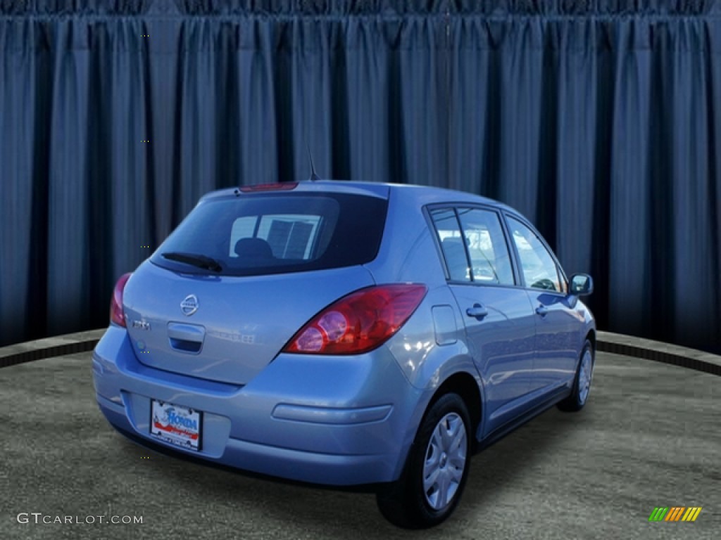 2010 Versa 1.8 S Hatchback - Arctic Blue Metallic / Charcoal photo #3