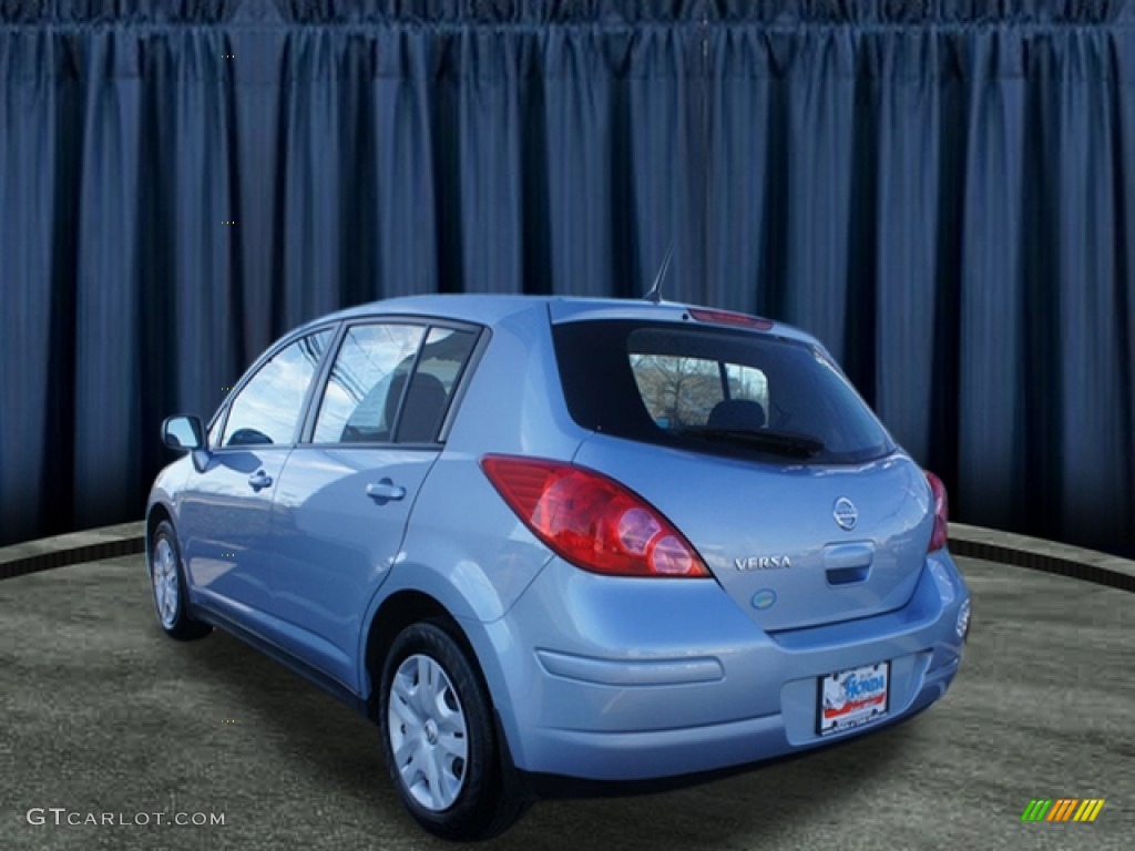 2010 Versa 1.8 S Hatchback - Arctic Blue Metallic / Charcoal photo #4
