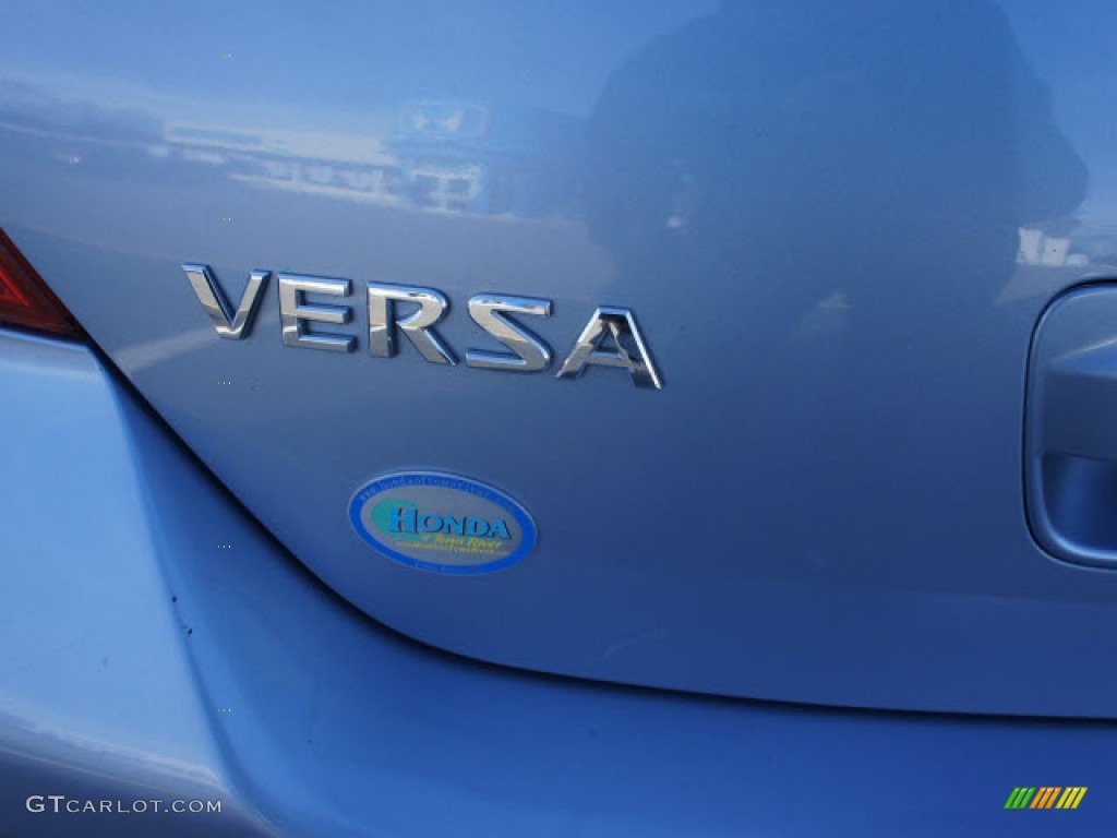 2010 Versa 1.8 S Hatchback - Arctic Blue Metallic / Charcoal photo #14