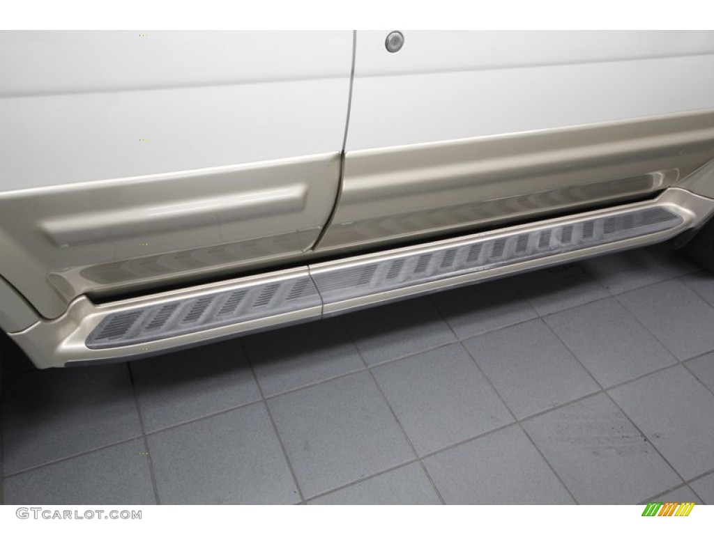 2000 QX4  - Dover White / Stone Beige photo #35