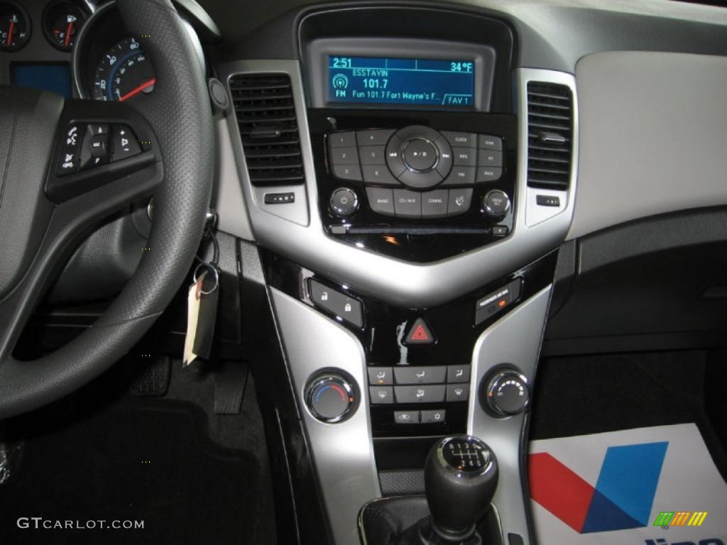 2013 Chevrolet Cruze LS Controls Photo #77406867