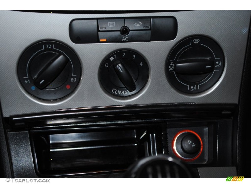 2006 Volkswagen Passat 2.0T Sedan Controls Photo #77413670