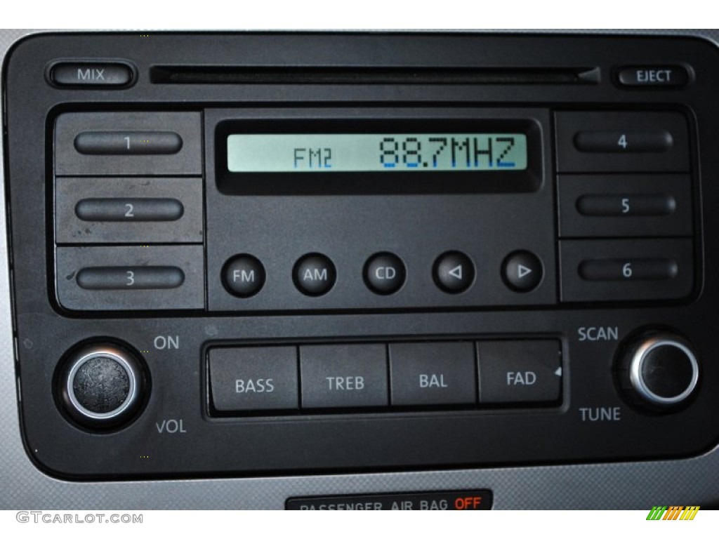 2006 Volkswagen Passat 2.0T Sedan Audio System Photo #77413695