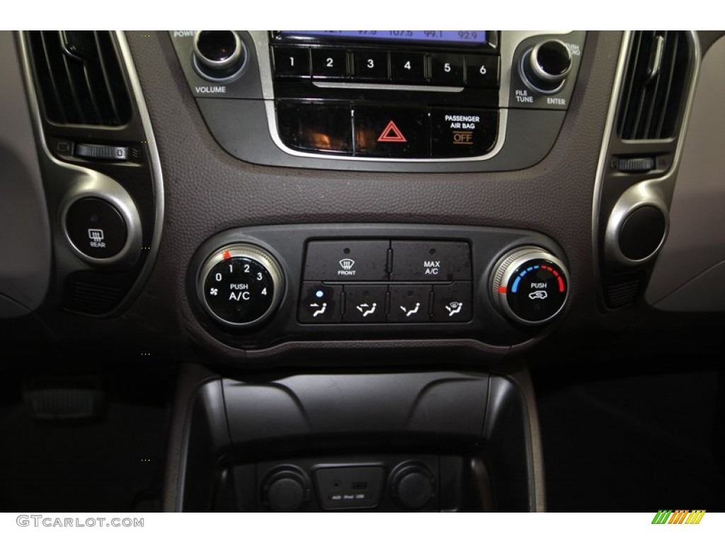 2010 Hyundai Tucson Limited Controls Photo #77424831