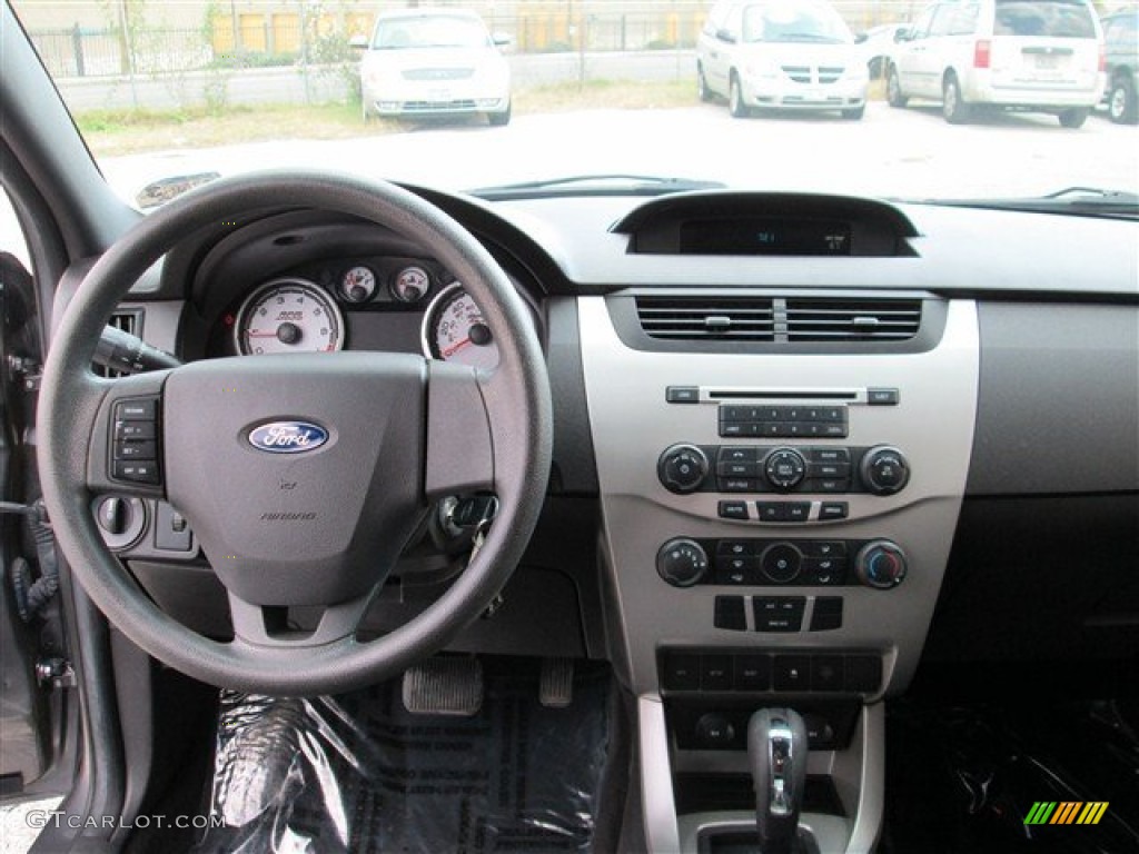 2009 Ford Focus SES Sedan Dashboard Photos