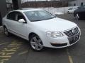 Candy White - Passat Komfort Sedan Photo No. 2