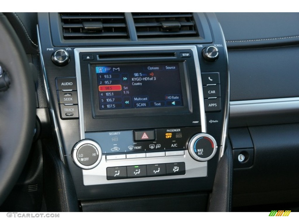 2013 Toyota Camry SE V6 Controls Photos