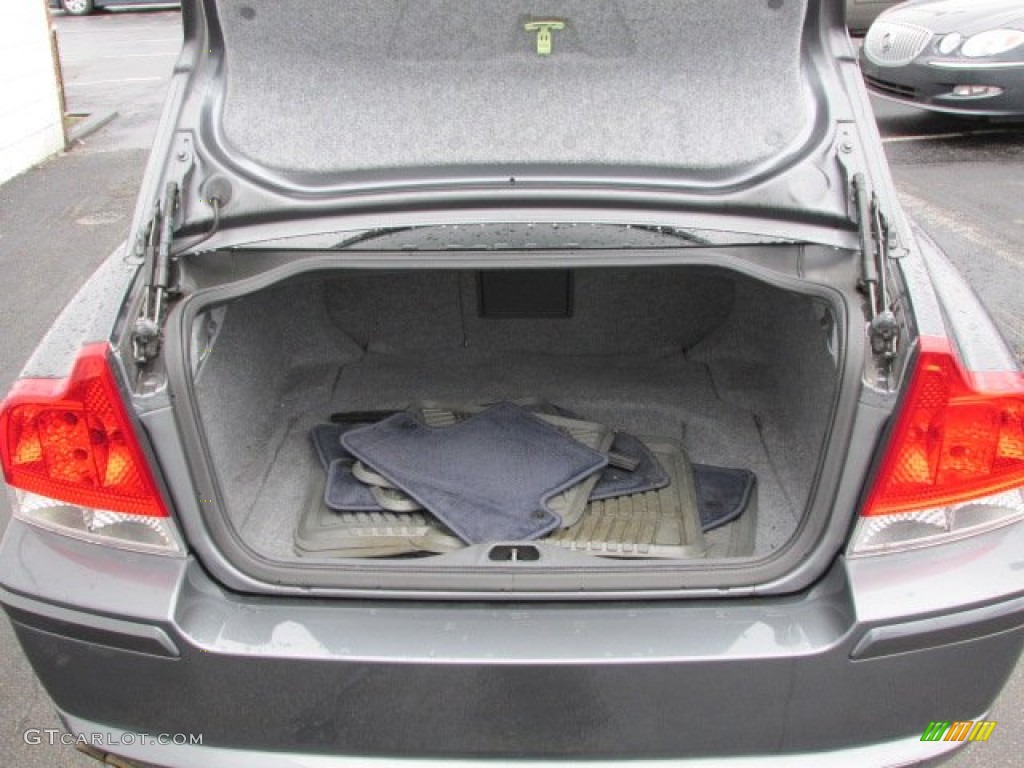 2005 Volvo S60 R AWD Trunk Photos