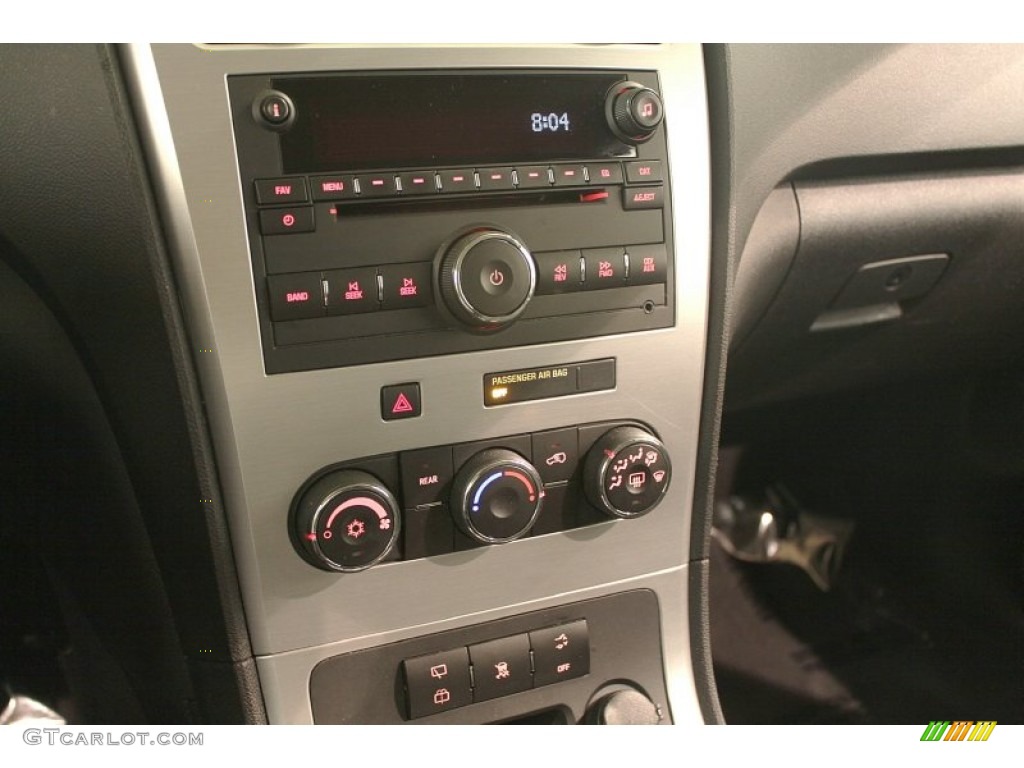 2010 GMC Acadia SLE Controls Photos