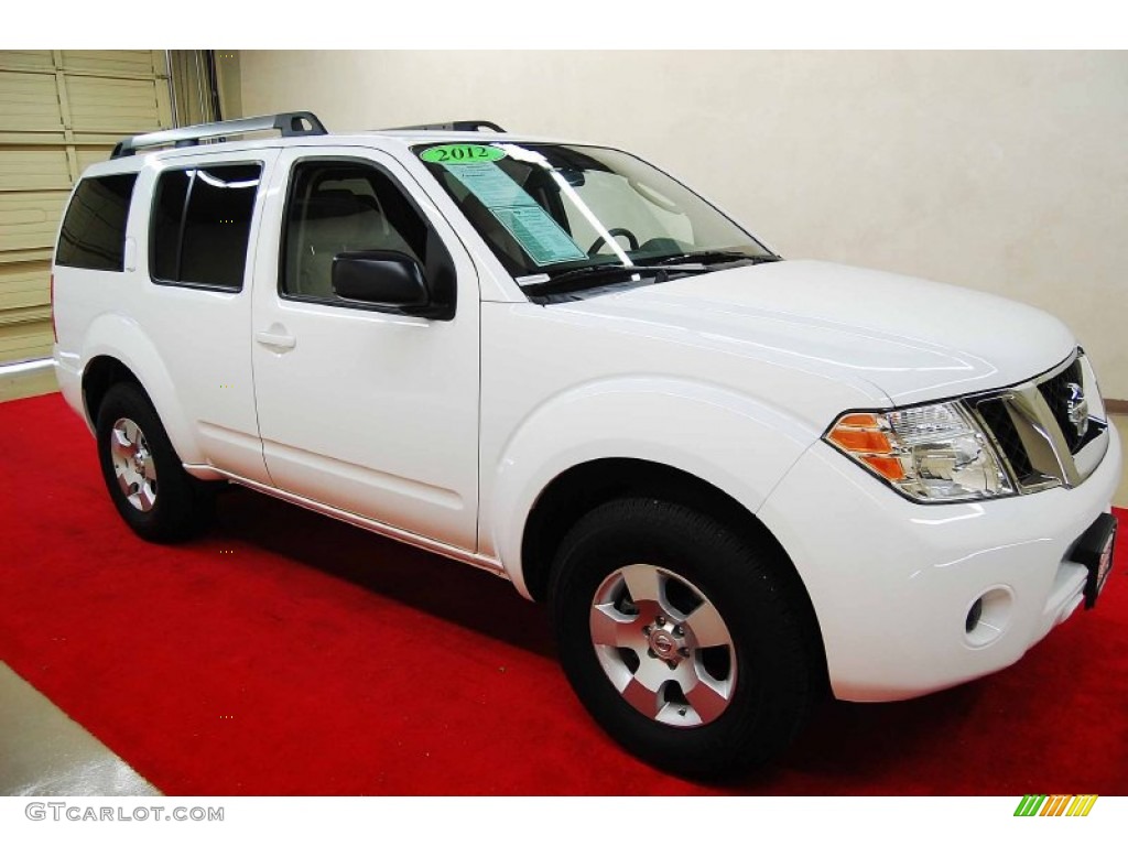 Avalanche White Nissan Pathfinder