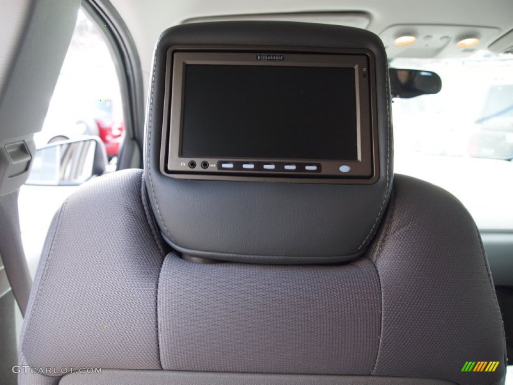 2010 Traverse LS AWD - Silver Ice Metallic / Dark Gray/Light Gray photo #22