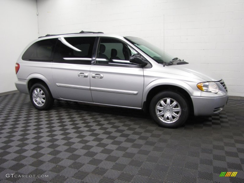 Bright Silver Metallic 2005 Chrysler Town & Country Touring Exterior Photo #77461275