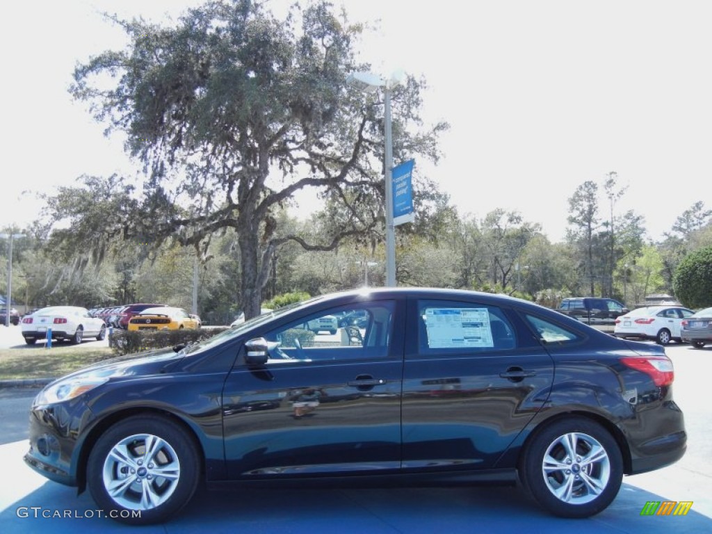 2013 Focus SE Sedan - Tuxedo Black / Charcoal Black photo #2