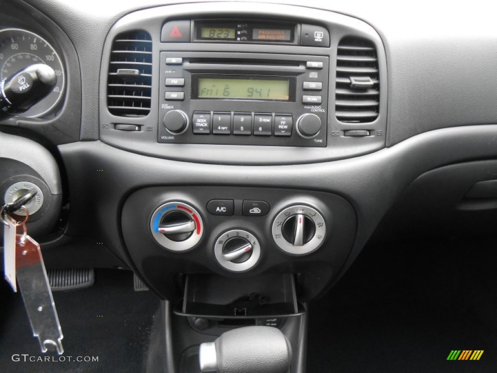 2007 Hyundai Accent GS Coupe Controls Photo #77470602