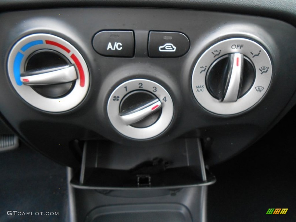 2007 Hyundai Accent GS Coupe Controls Photos