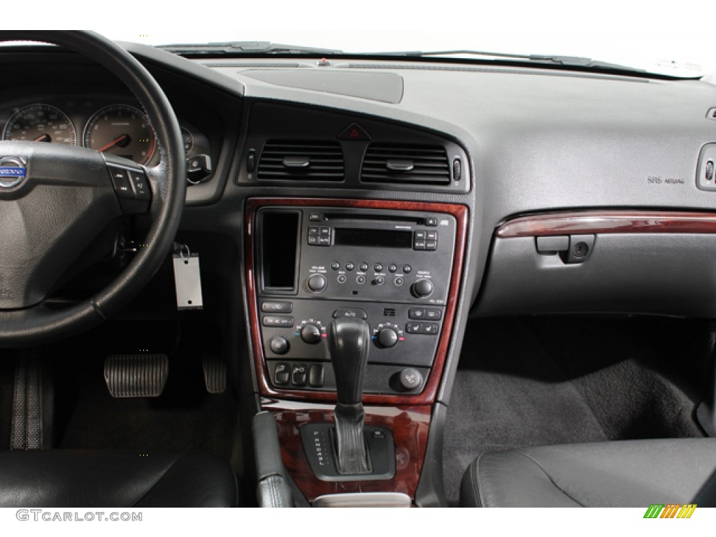 2007 Volvo S60 2.5T Controls Photo #77470635