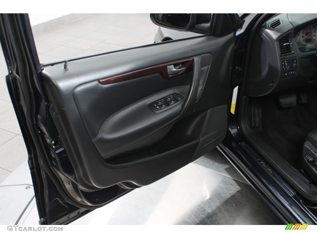 2007 Volvo S60 2.5T Graphite Door Panel Photo #77470764