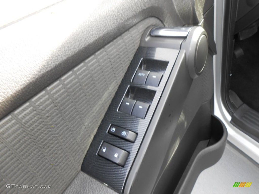 2010 Explorer XLT - Brilliant Silver Metallic / Black photo #31