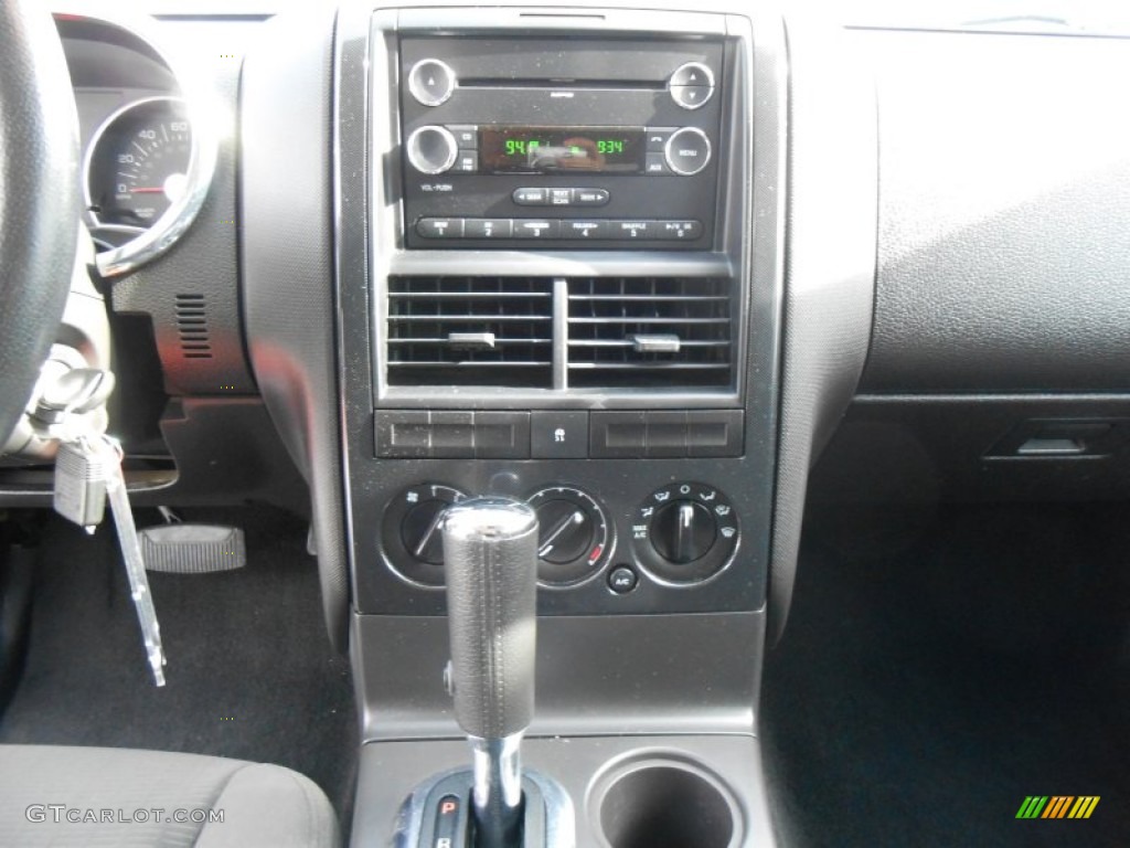 2010 Explorer XLT - Brilliant Silver Metallic / Black photo #35