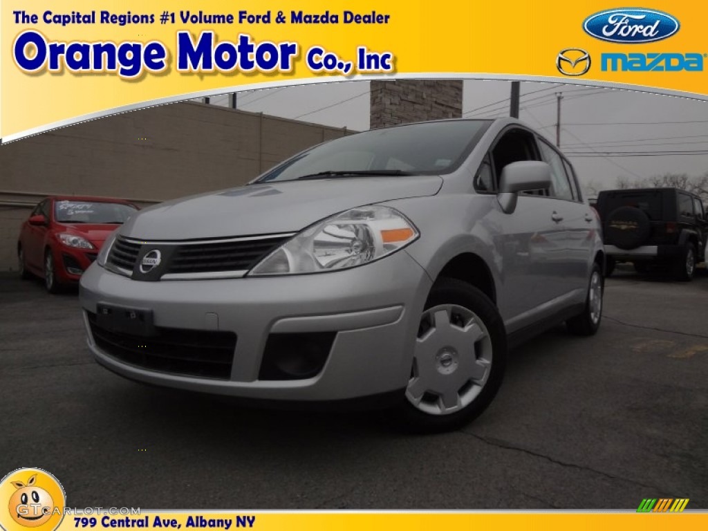 2009 Versa 1.8 S Hatchback - Brillant Silver / Charcoal photo #1