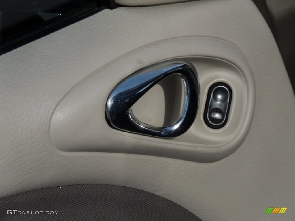 2004 PT Cruiser Limited - Light Almond Pearl Metallic / Taupe/Pearl Beige photo #13