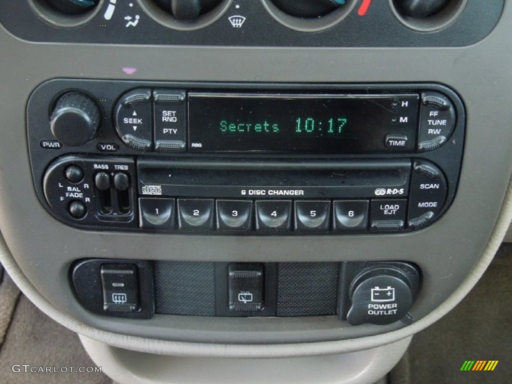 2004 PT Cruiser Limited - Light Almond Pearl Metallic / Taupe/Pearl Beige photo #15