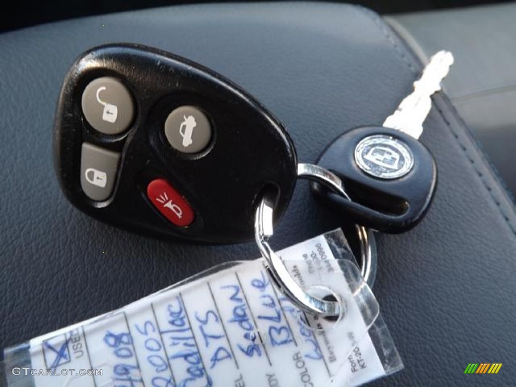 2005 Cadillac DeVille Sedan Keys Photos