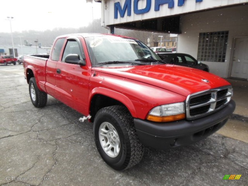 2004 Dakota SXT Club Cab 4x4 - Flame Red / Dark Slate Gray photo #2