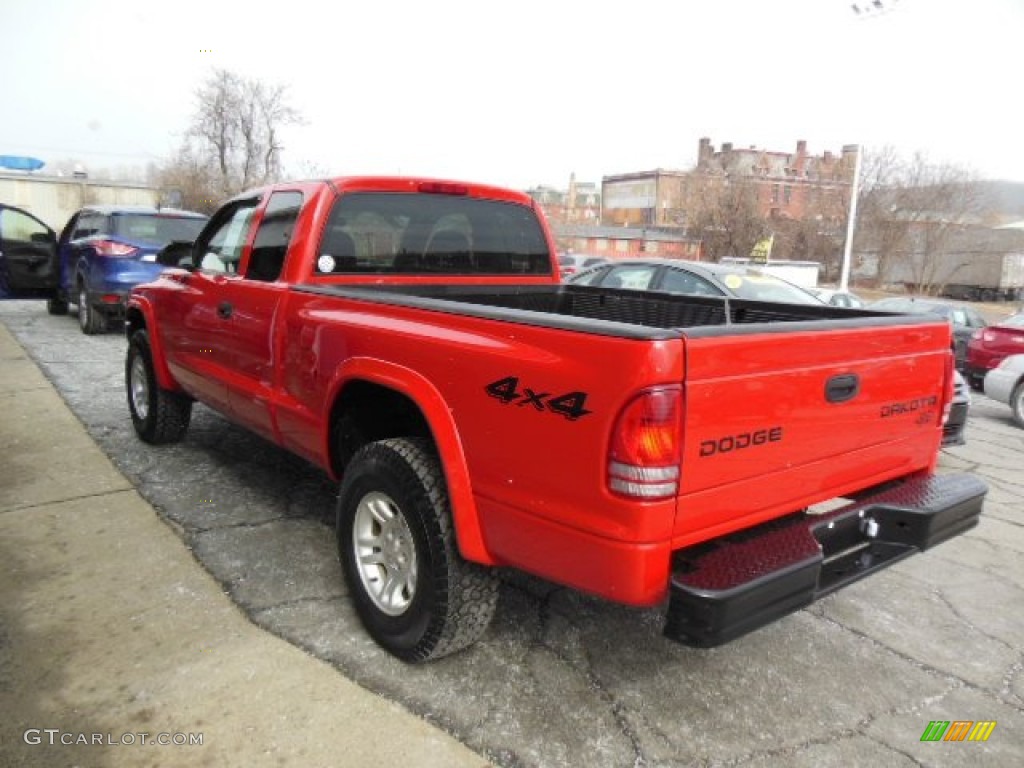 2004 Dakota SXT Club Cab 4x4 - Flame Red / Dark Slate Gray photo #6