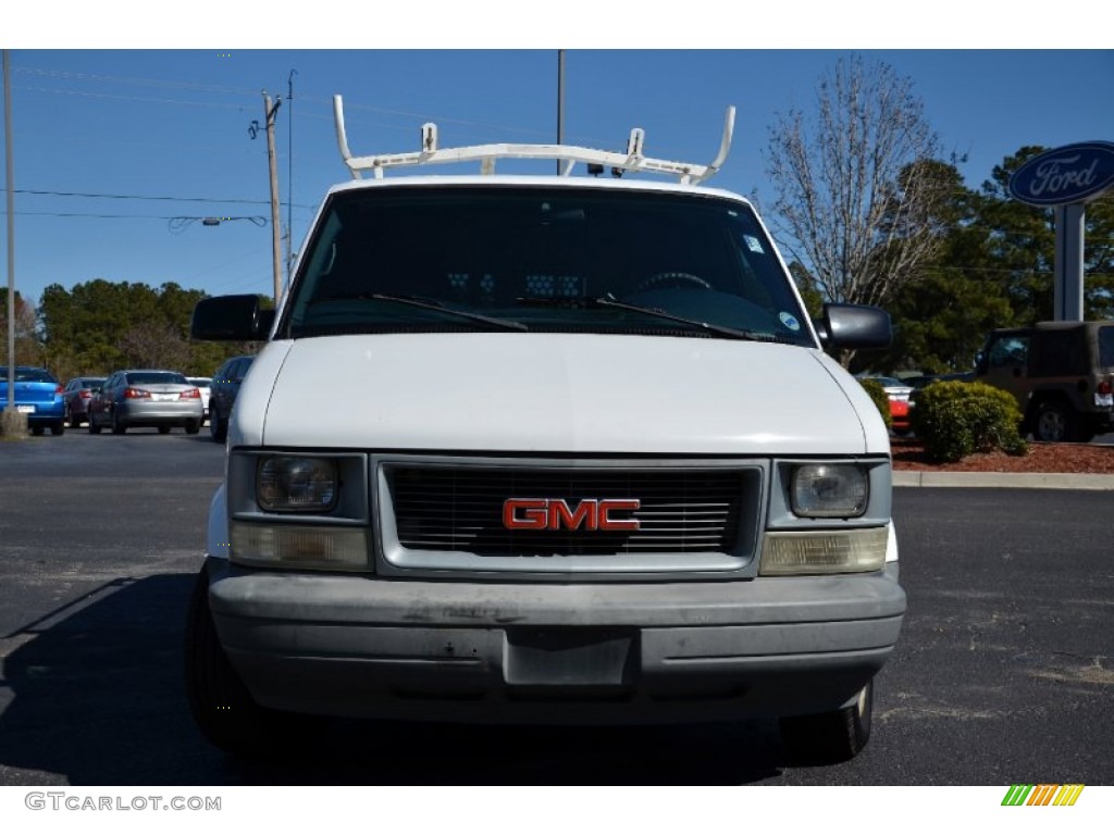 2005 Safari Commercial Van - Summit White / Pewter Gray photo #2