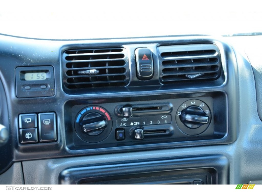 2002 Isuzu Rodeo Sport S Hard Top 4WD Controls Photos