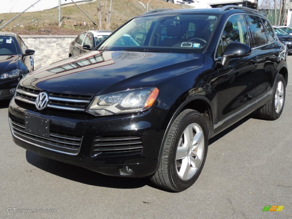 Черный VW Touareg 2011