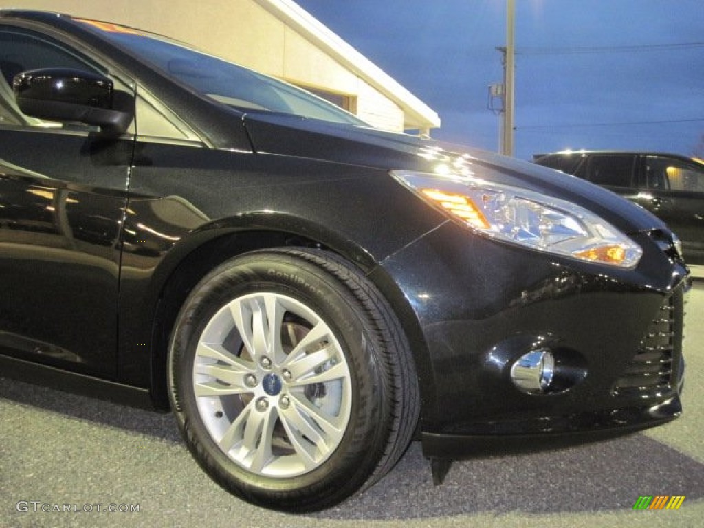 2012 Focus SE 5-Door - Black / Charcoal Black photo #4