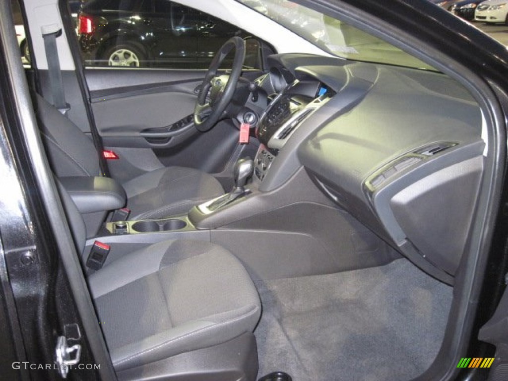 2012 Focus SE 5-Door - Black / Charcoal Black photo #5