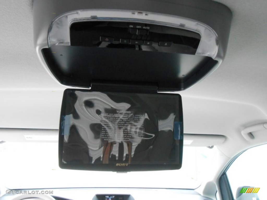 2013 Toyota Sienna LE Entertainment System Photo #77526002