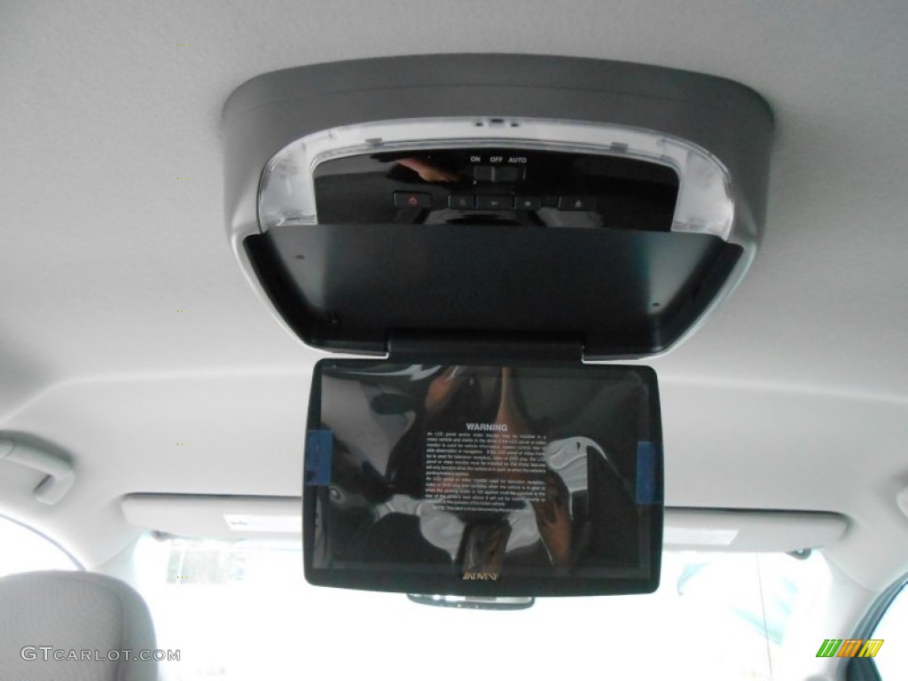 2013 Toyota Sienna LE Entertainment System Photo #77526902