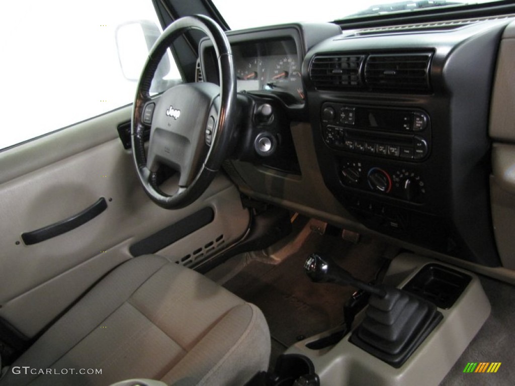 2004 Wrangler Sahara 4x4 - Light Khaki Metallic / Khaki photo #18