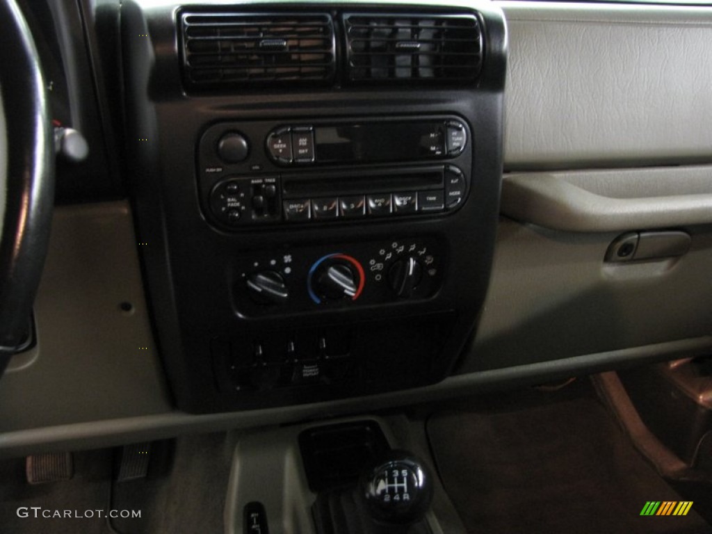 2004 Wrangler Sahara 4x4 - Light Khaki Metallic / Khaki photo #19