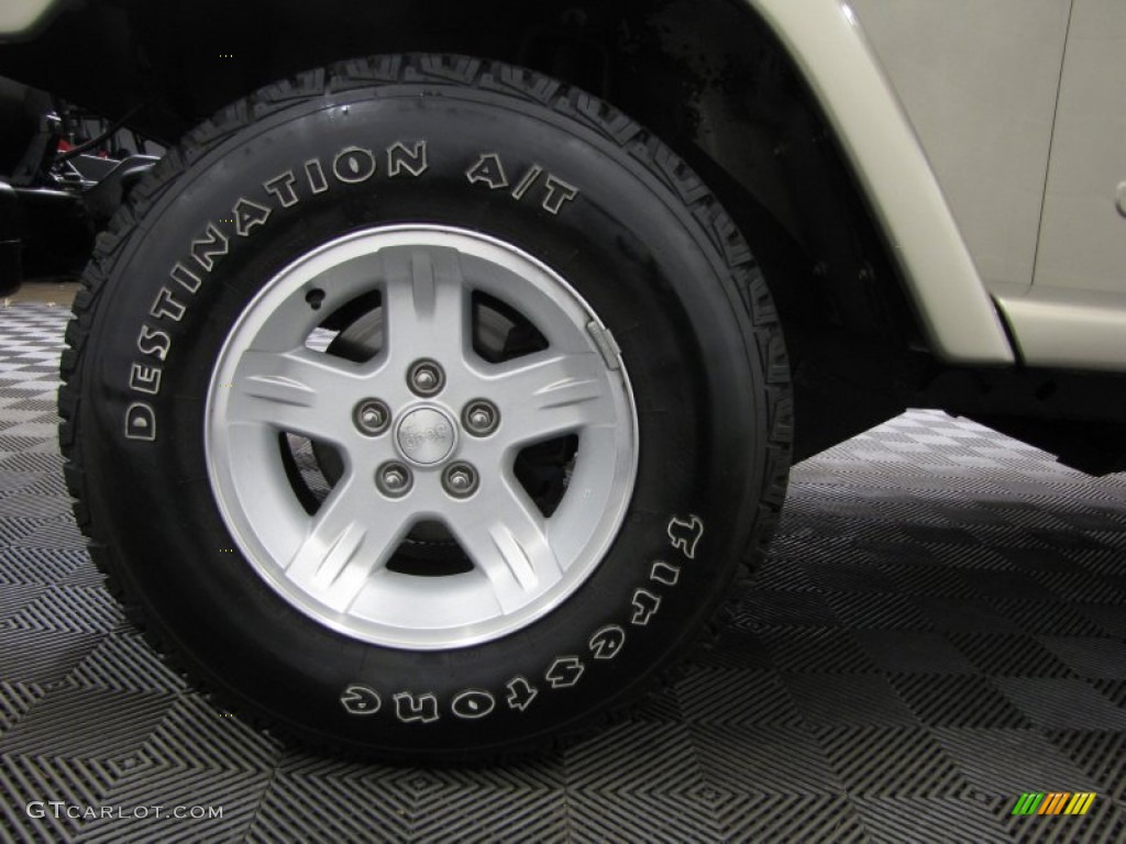 2004 Wrangler Sahara 4x4 - Light Khaki Metallic / Khaki photo #20