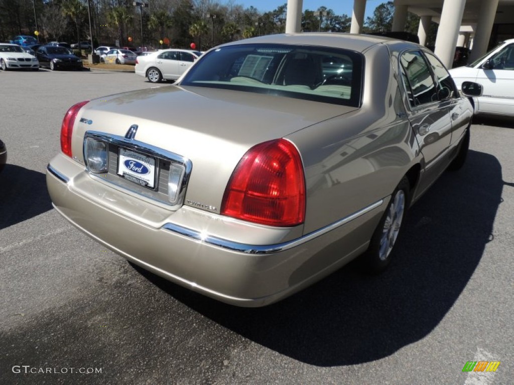 2011 Town Car Signature Limited - Light French Silk Metallic / Medium Light Stone photo #14