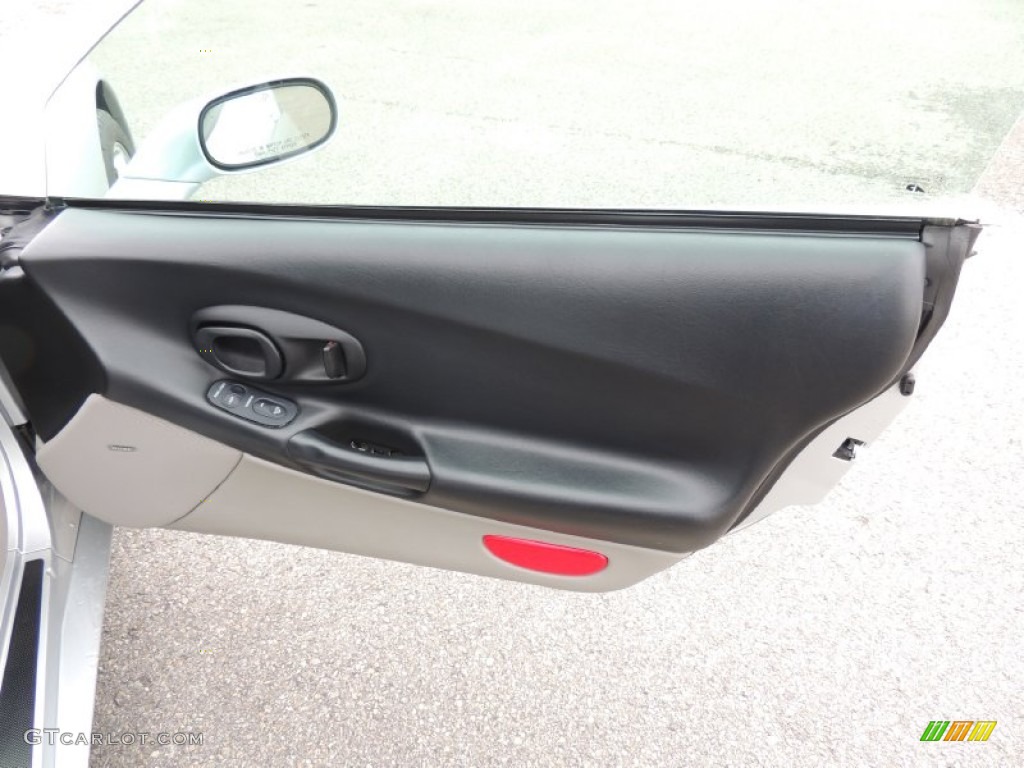 2003 Chevrolet Corvette Coupe Light Gray Door Panel Photo #77561442