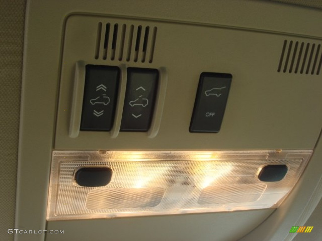 2010 Chevrolet Tahoe LTZ 4x4 Controls Photos