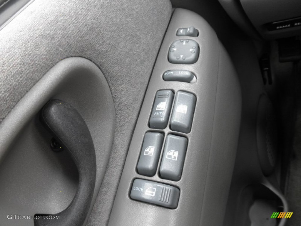 2002 Chevrolet Blazer LS 4x4 Controls Photo #77574282