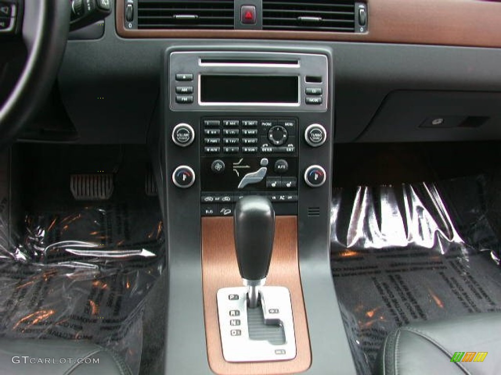 2010 Volvo XC70 3.2 AWD Controls Photos