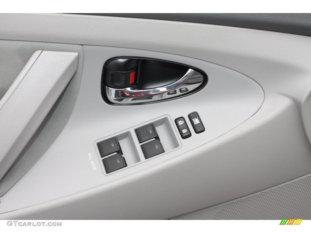 2011 Toyota Camry LE Controls Photo #77577242