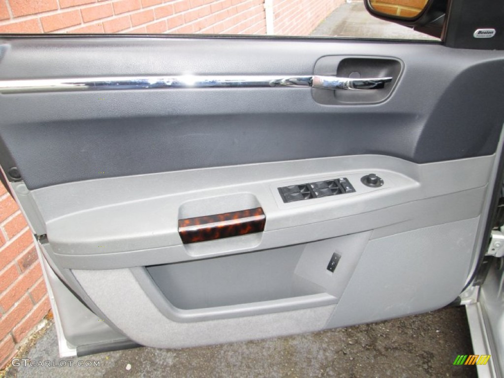 2005 Chrysler 300 C HEMI Door Panel Photos